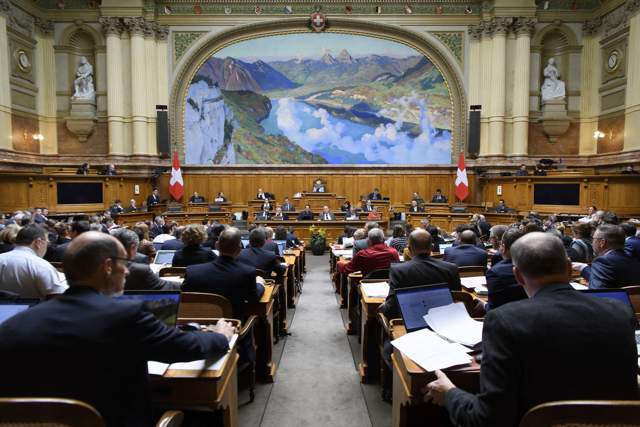 Des politiciens assis dans une salle