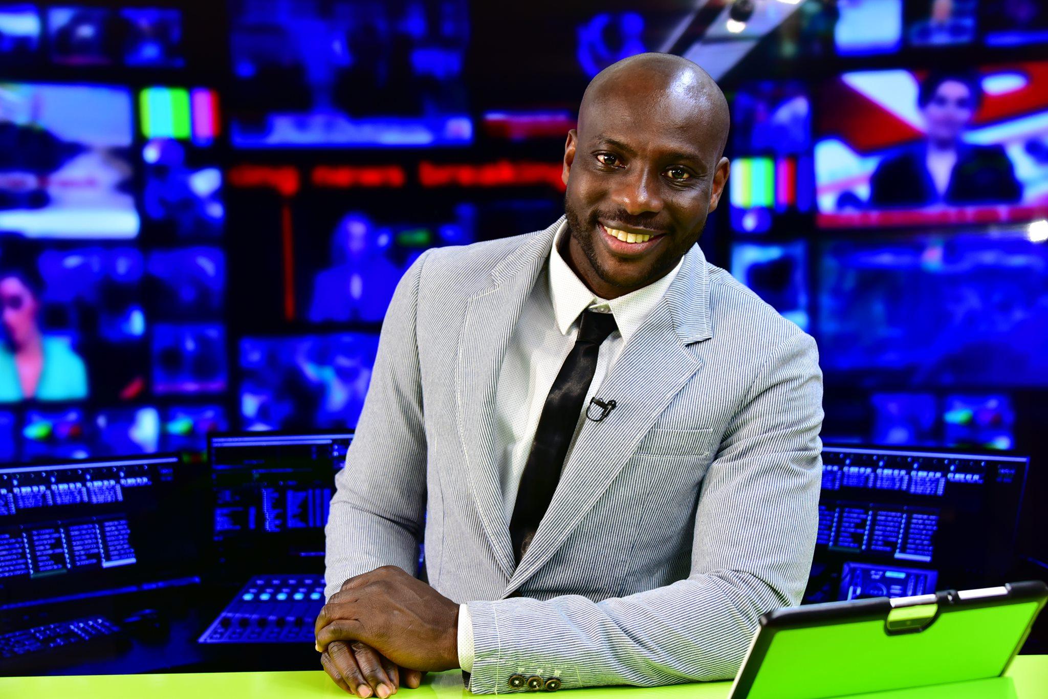 Homem olhando para câmera