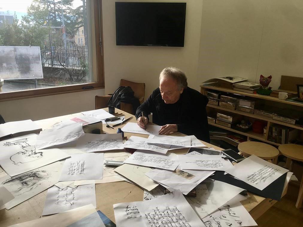 Un homme assis à une table