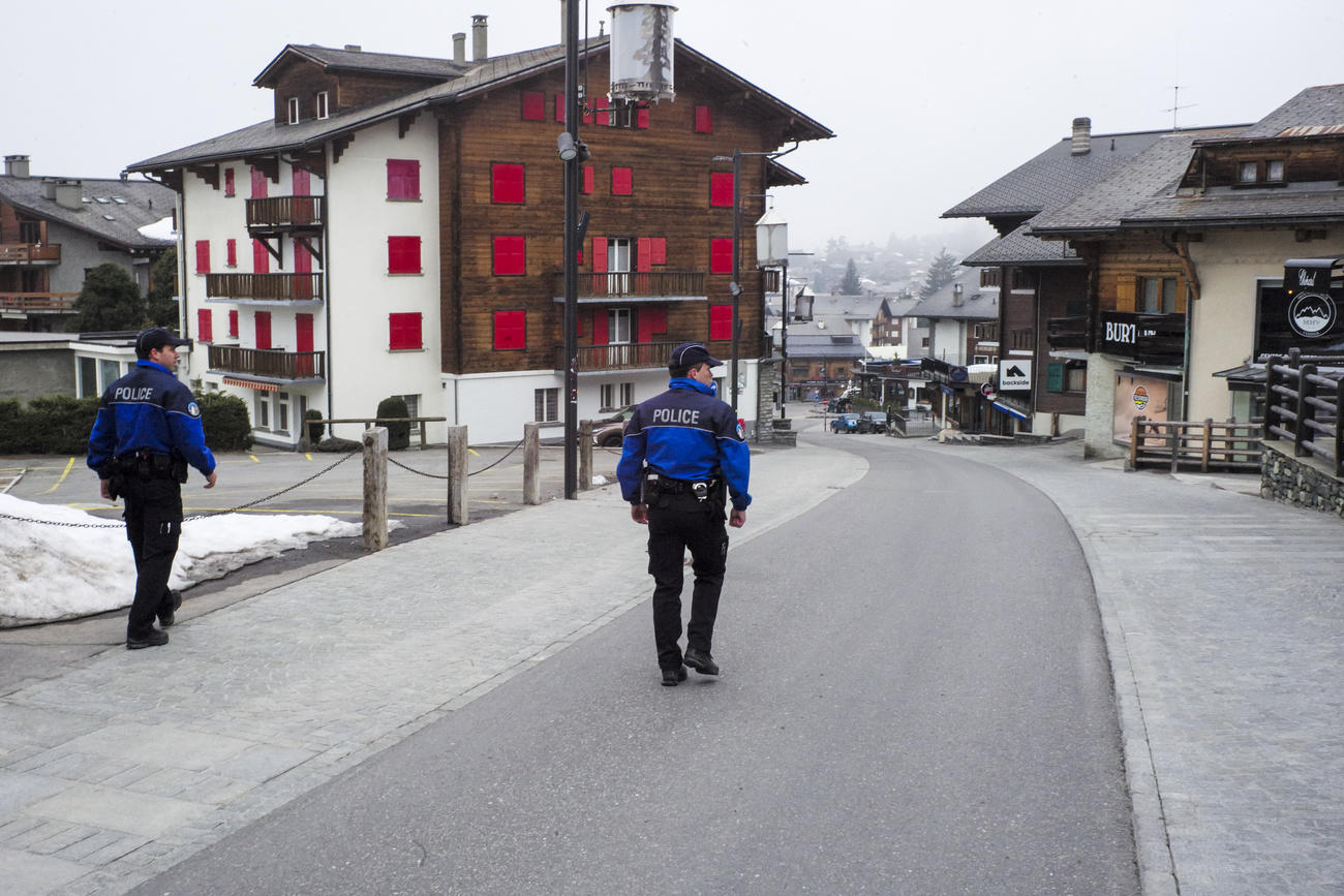 Agenti vallesani per le vie deserte di Verbier