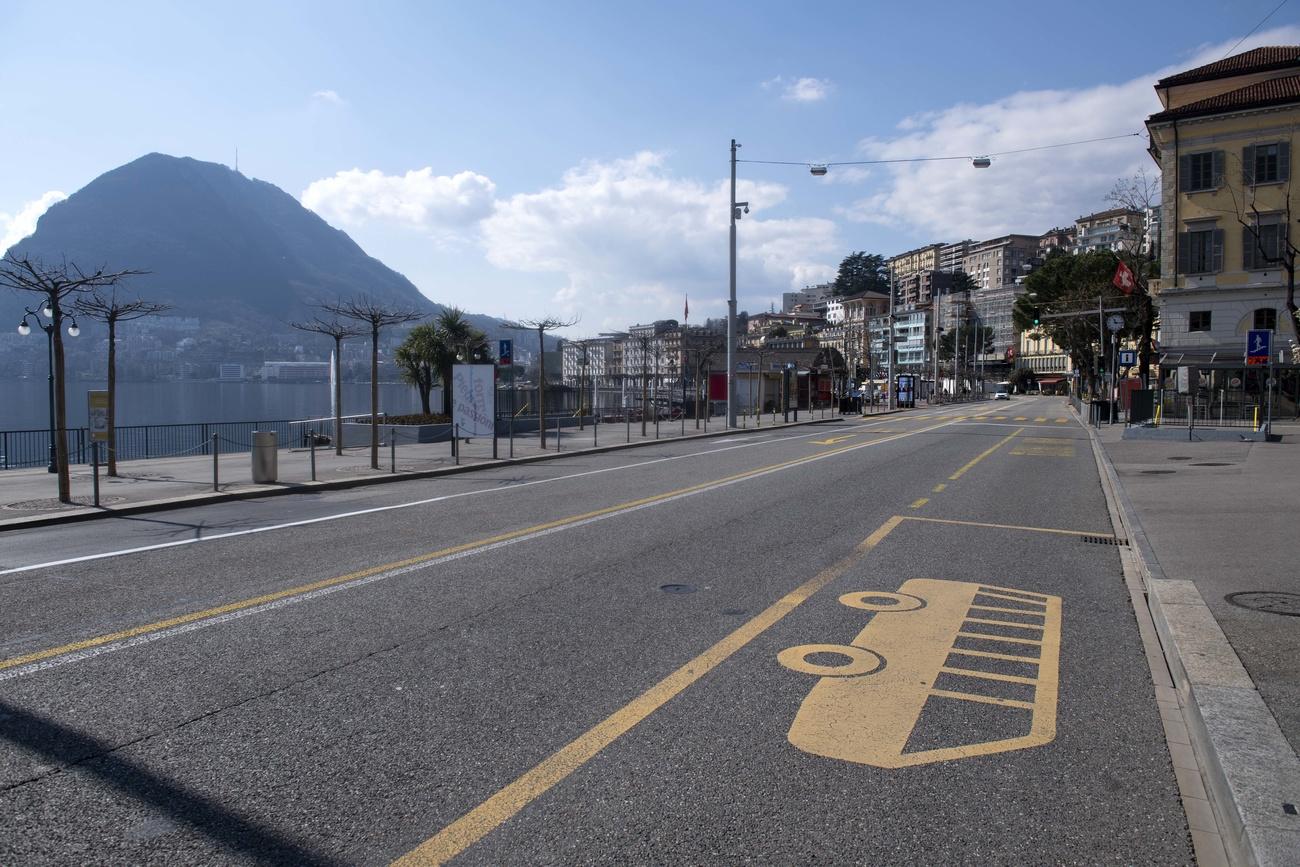 Lungolago di Lugano completamente deserto.