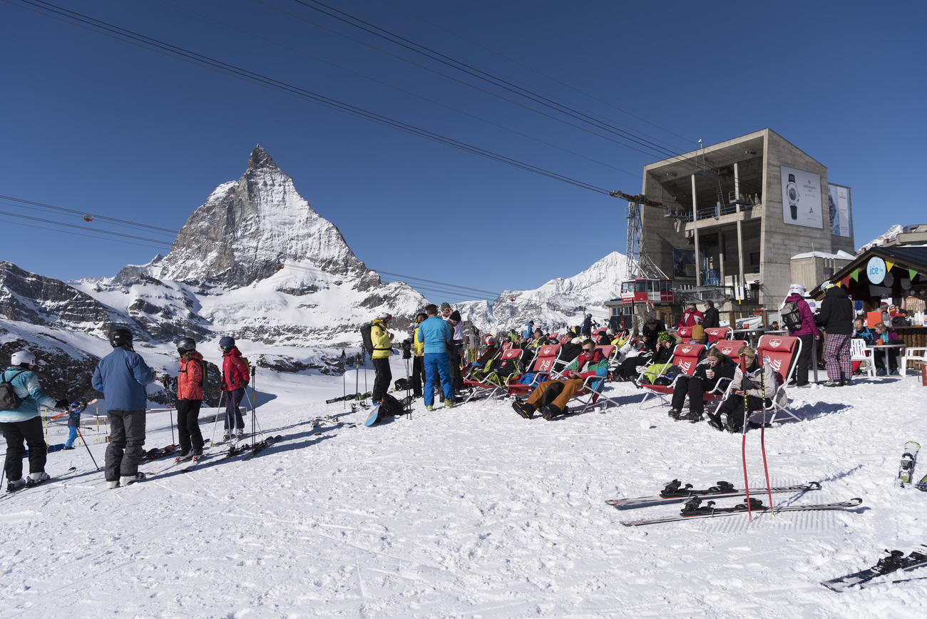 Sciatori a Zermatt in Vallese, ai piedi del Cervino