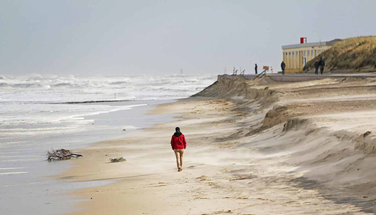 Un uomo solo su una spiaggia del nord della Germania