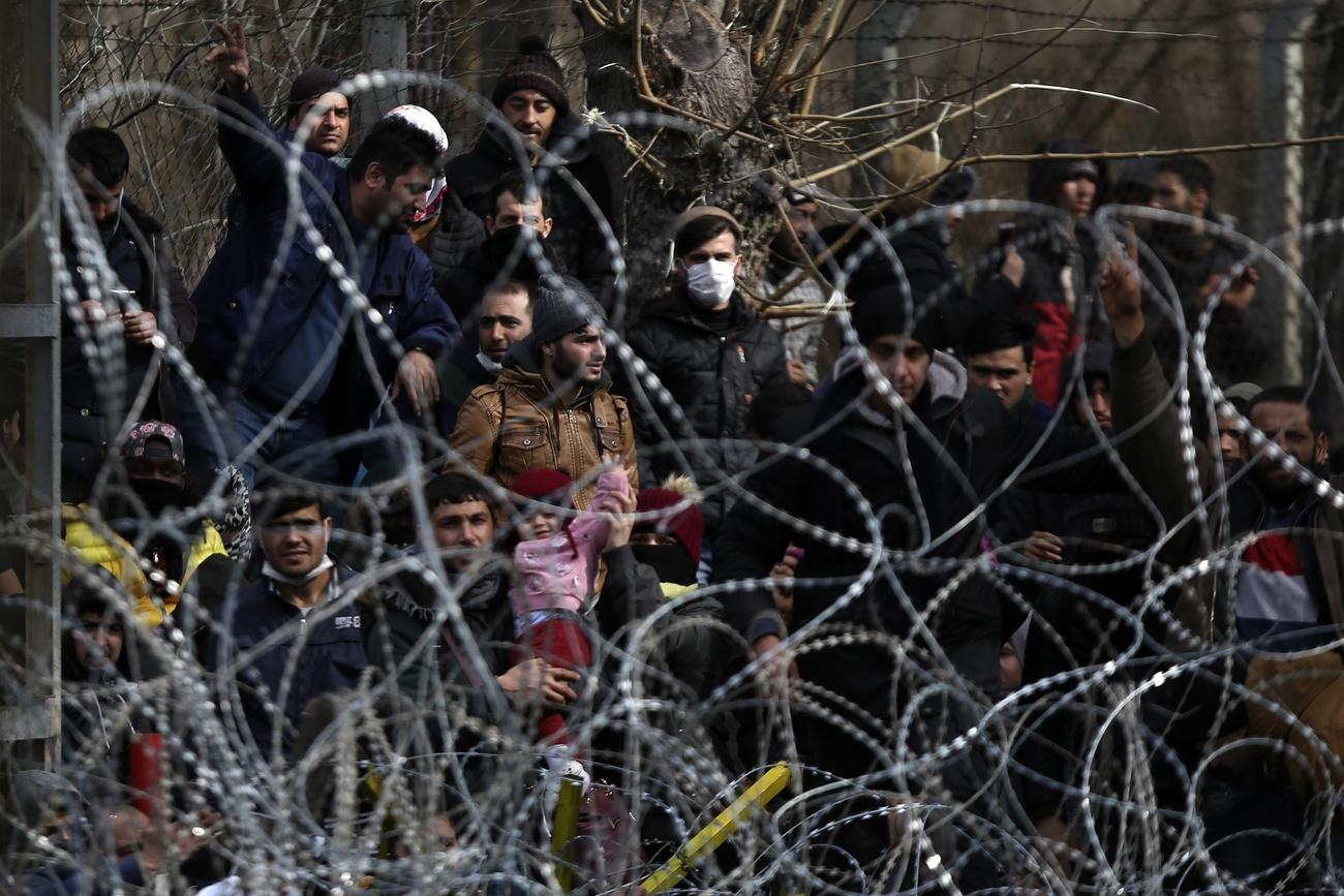 Migranti bloccati al confine a Kastanies.
