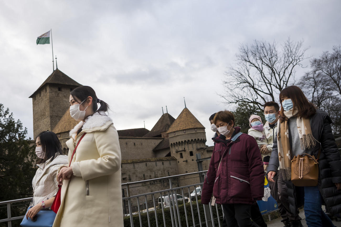 touristes chinois devant le château de Chillon