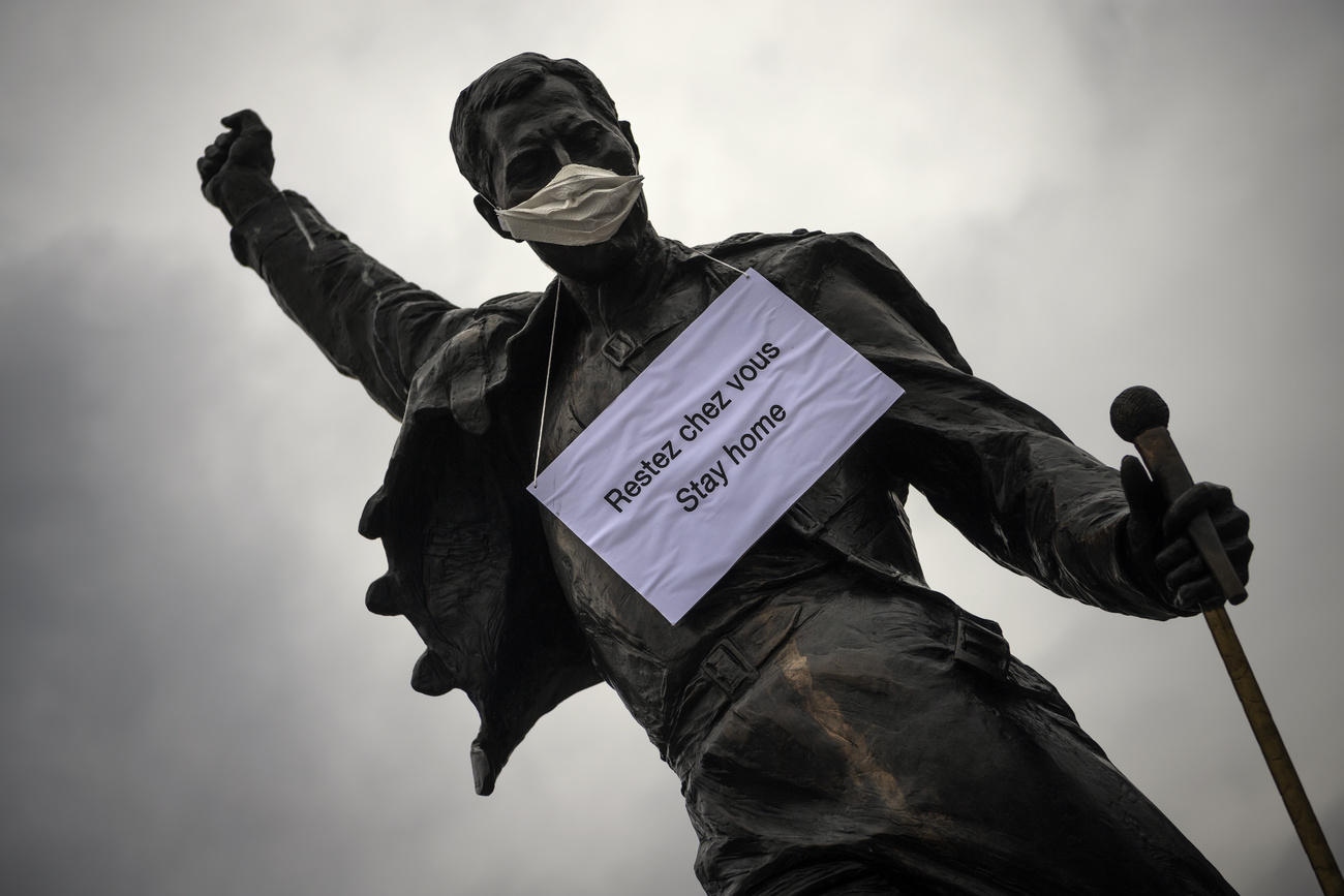 Estatua de Freddie Mercury con una mascarilla quirúrgica