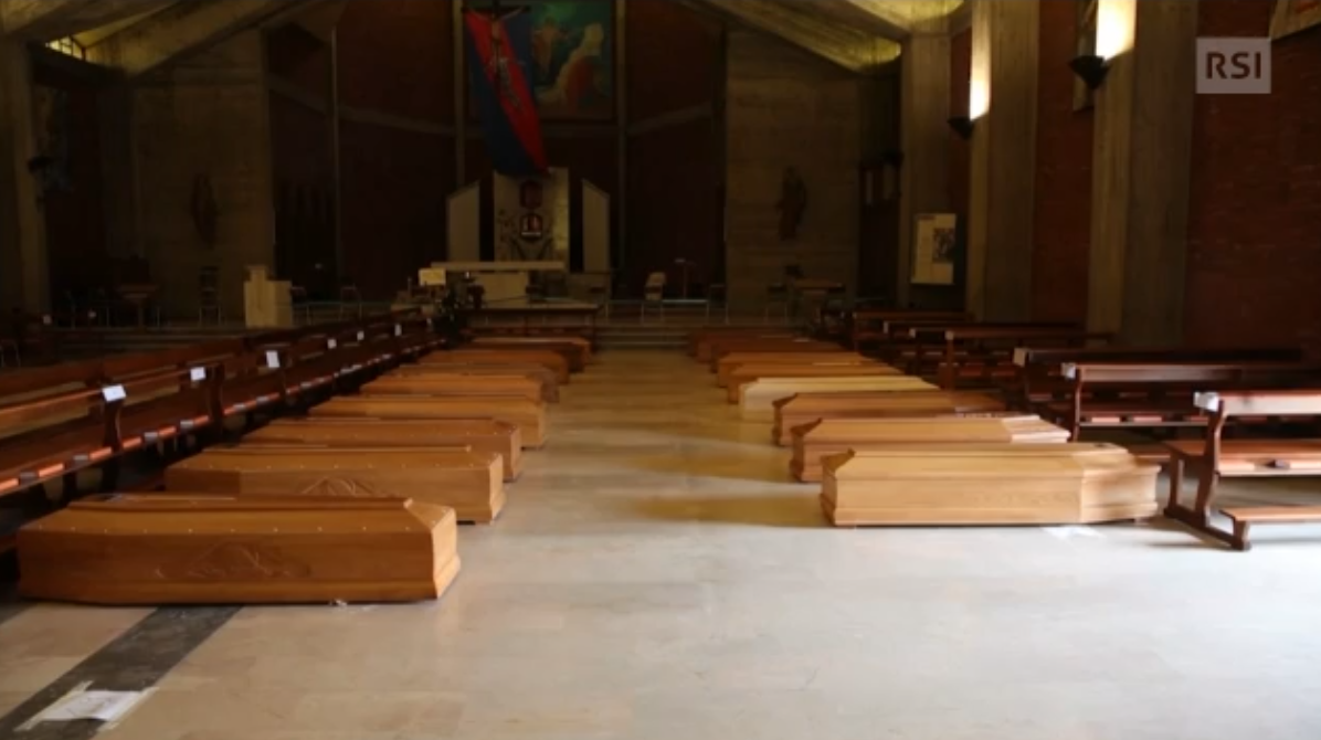 Distesa di bare in una chiesa del Bergamasco.