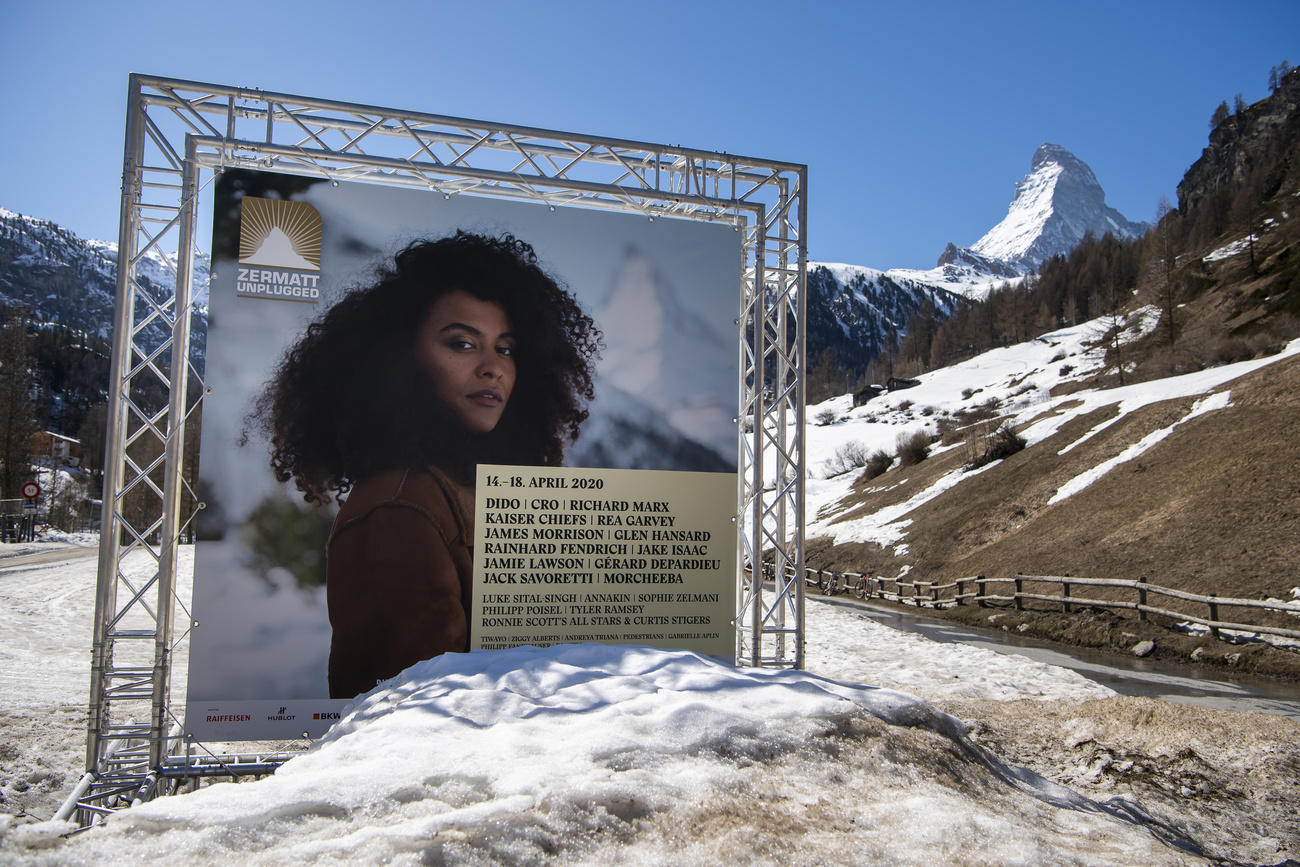 Ein Poster der stornierten Zermatt Unplugged Musikfestivals. 