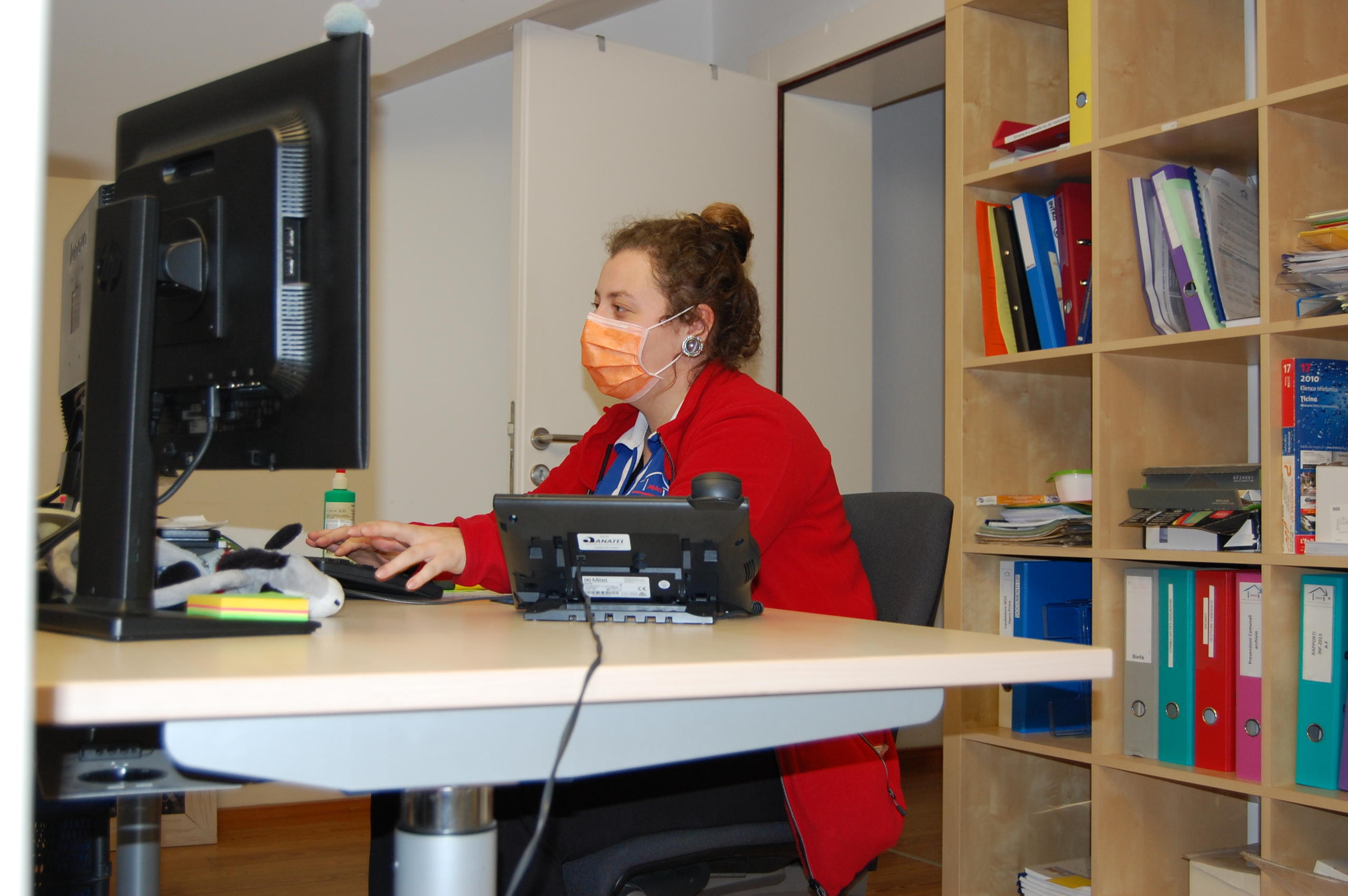 eine junge Frau schreibt an einem Computer