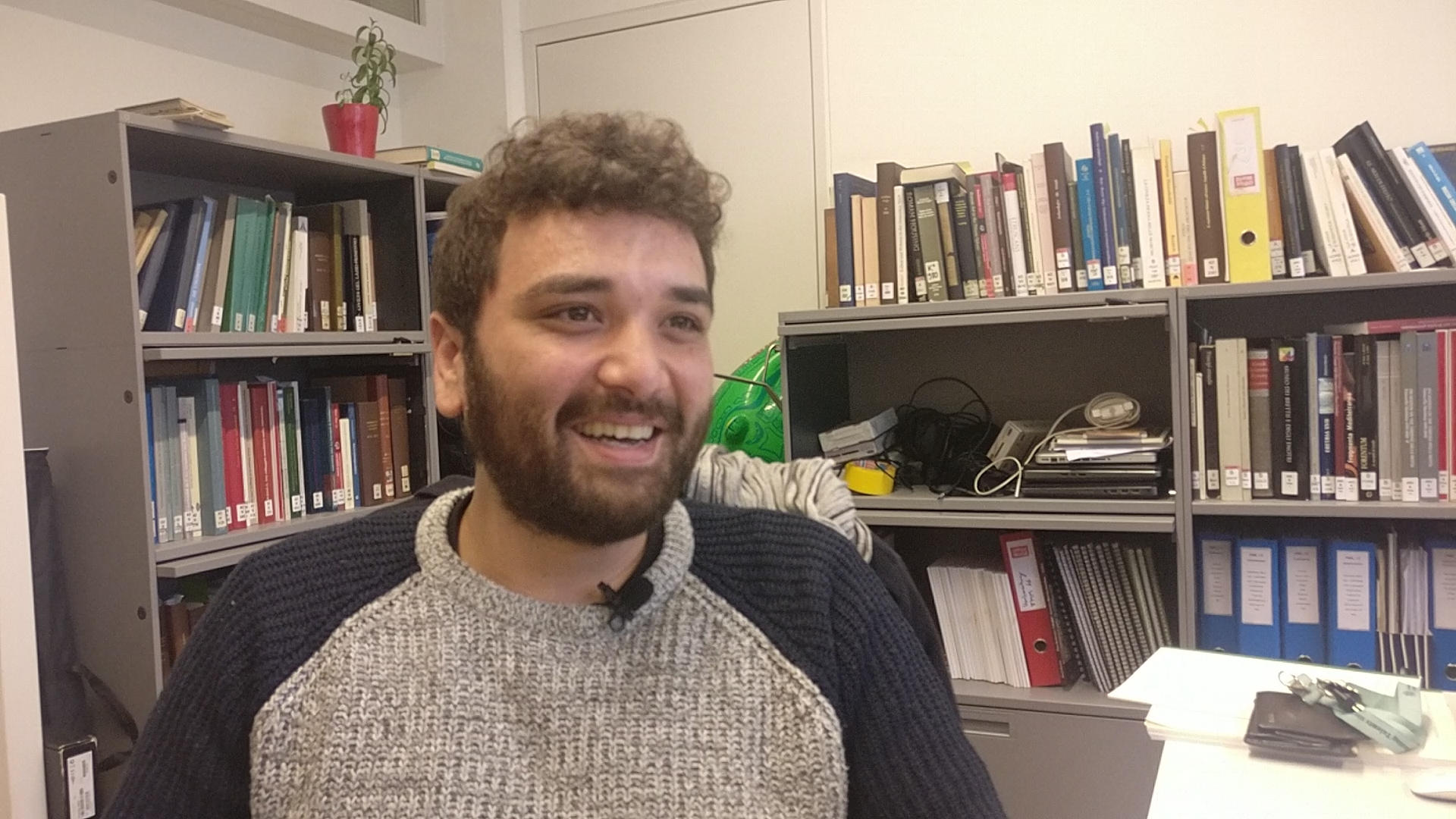 Domenico Brunacci sorride seduto in ufficio