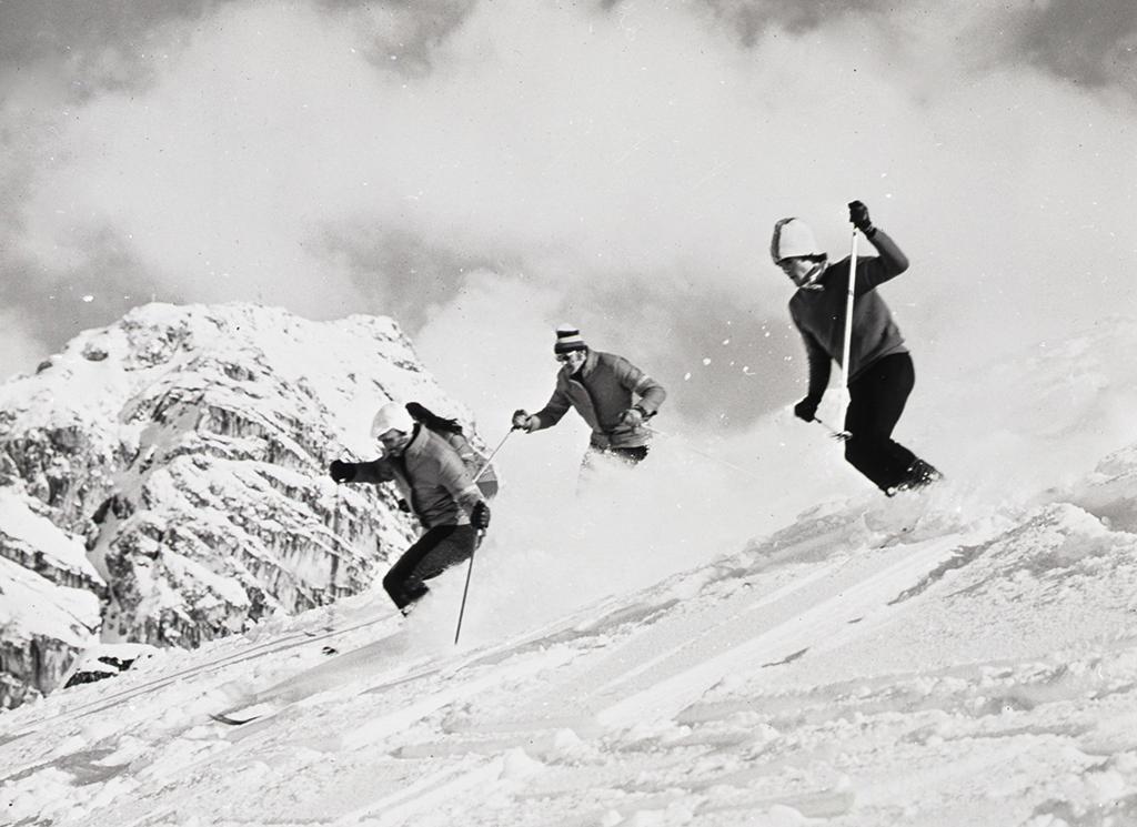 Drei Skifahrer im Tiefschnee.