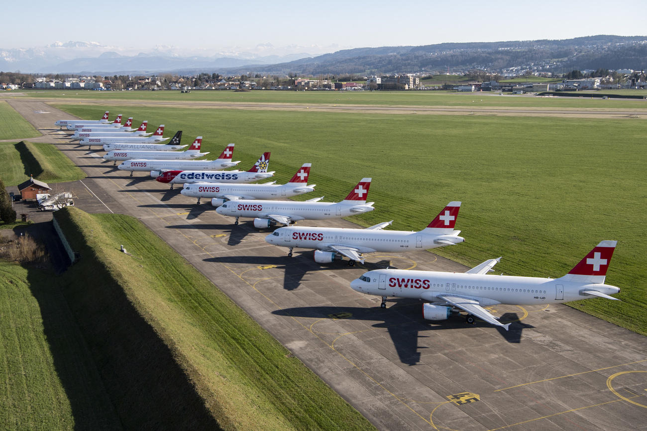 Dutzende von Flugzeugen der Schweizer Fluggesellschaft Swiss wurden auf dem Flughafen Dübendorf geparkt