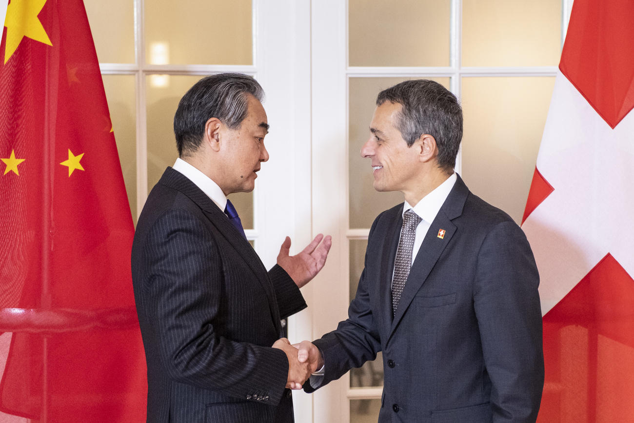 Los ministros de Exteriores de China y Suiza se dan la mano