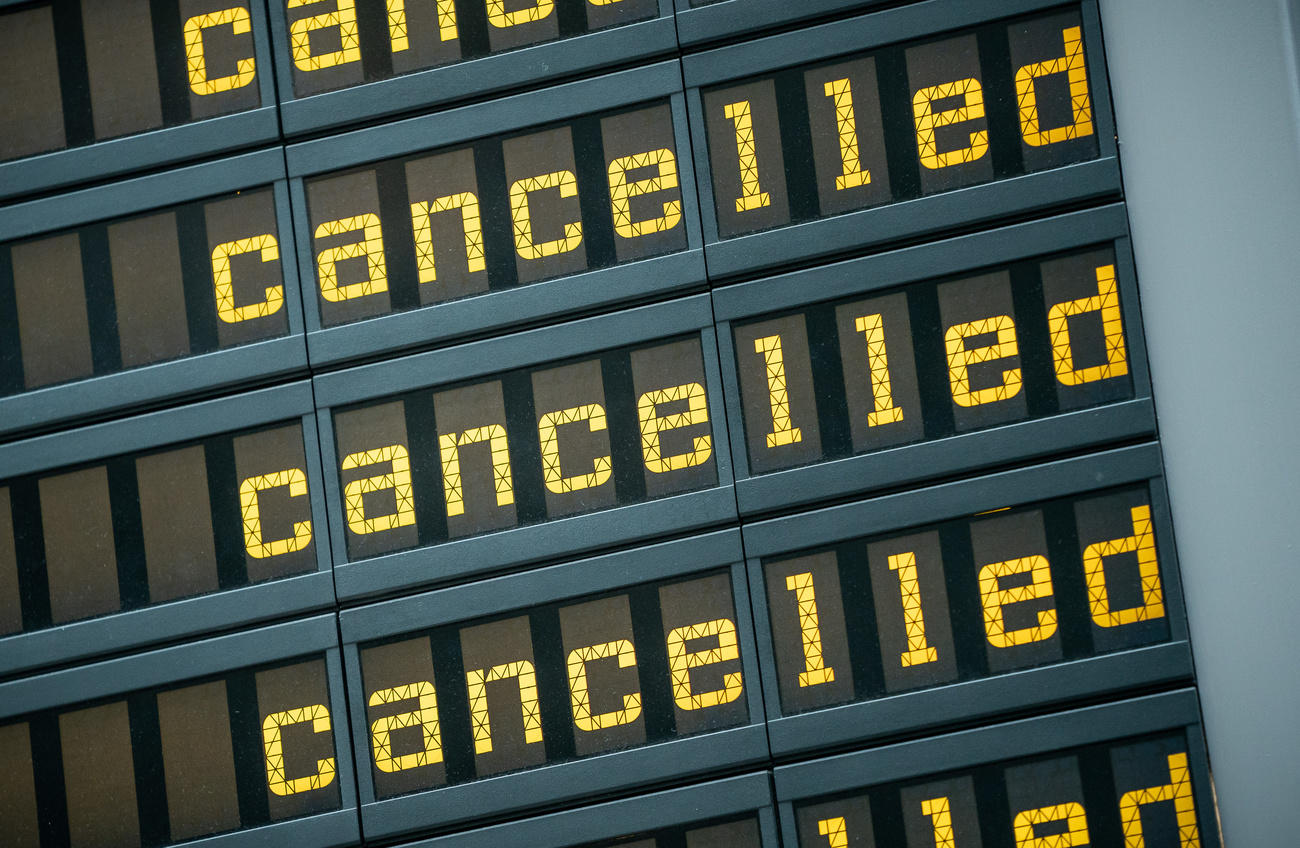 Il tabellone dell aeroporto Tegel di Berlino: tutti i voli sono stati cancellati.