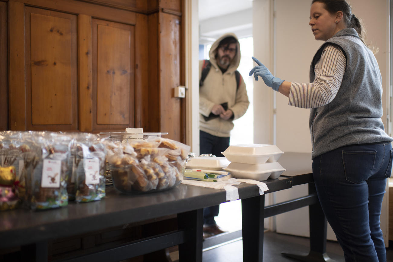 Una persona acude a buscar alimentos a una cocina de fundación solidaria.