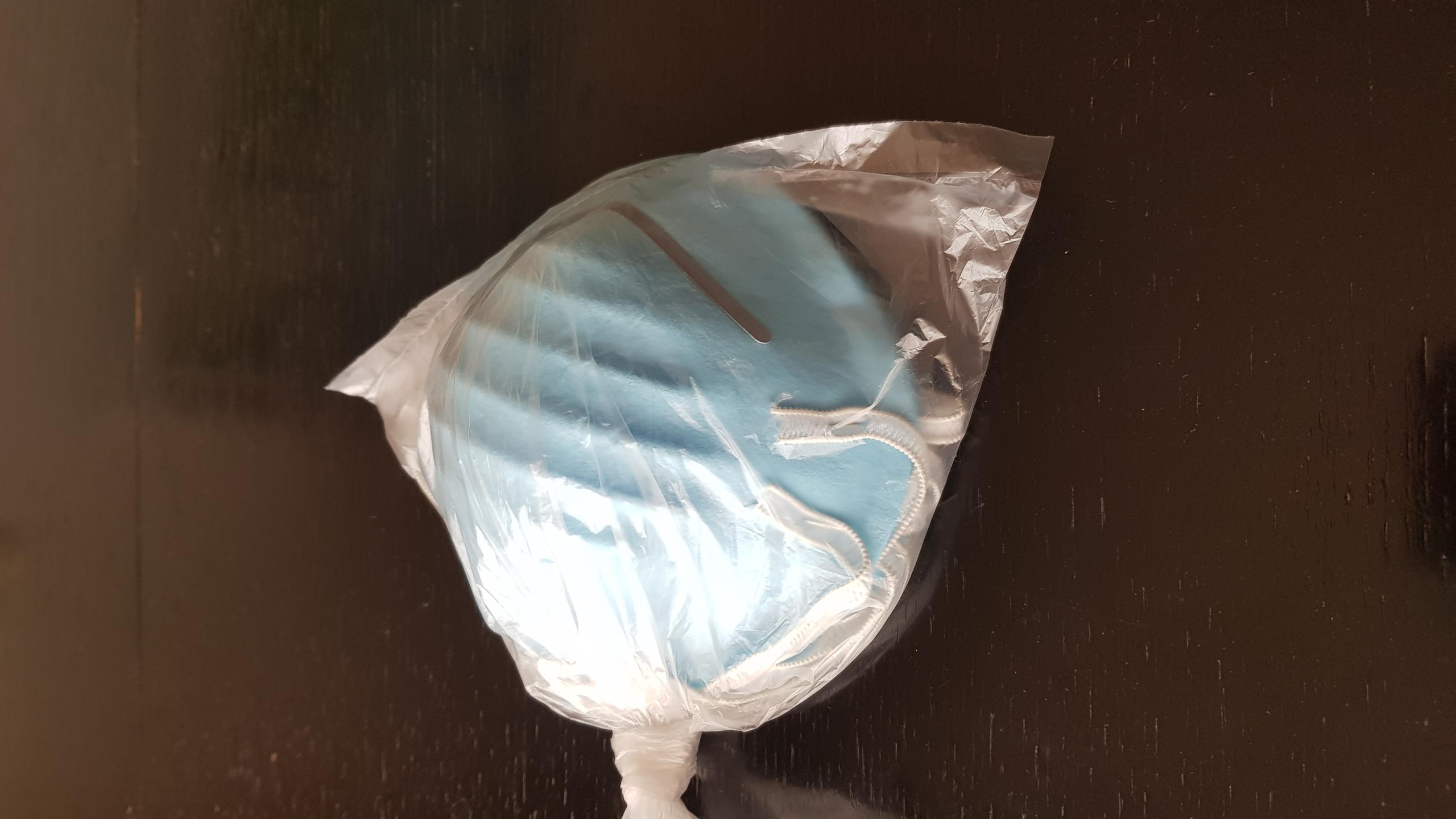 Maske in einer Verpackung