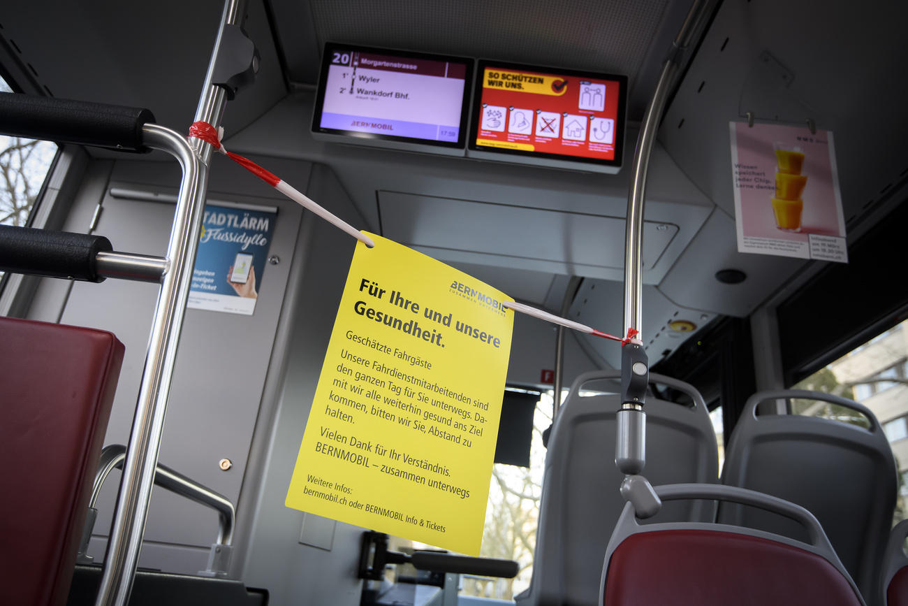 إشعار أصفر يدعو الركاب إلى احترام مسافة بينهم وبين سواق الحافلات في برن