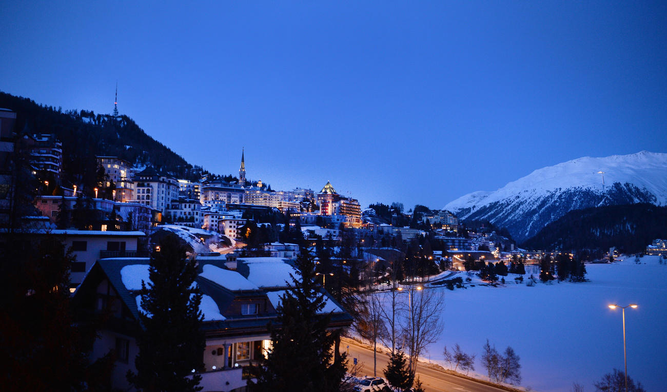 Una vista panoramica notturna di St. Moritz.