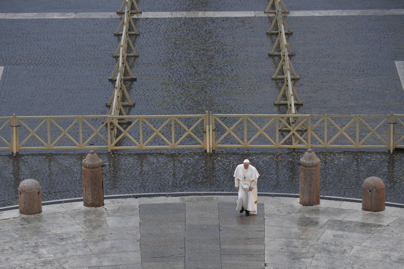 Papa Francesco solo sui gradini di San Pietro
