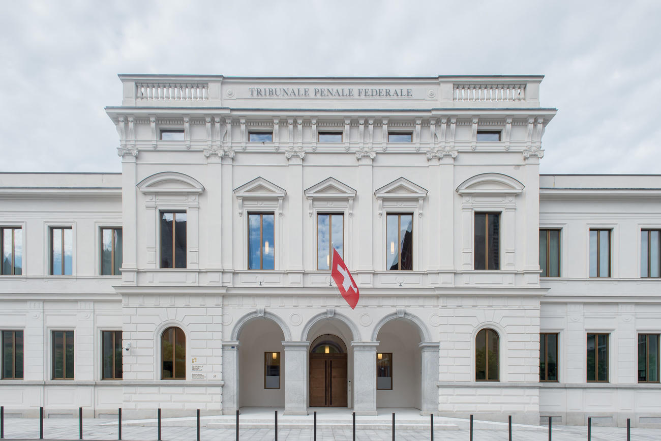 edificio di colore bianco