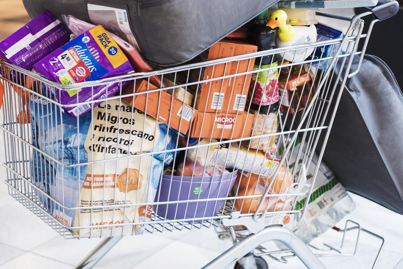 Carrito del súpermercado con víveres