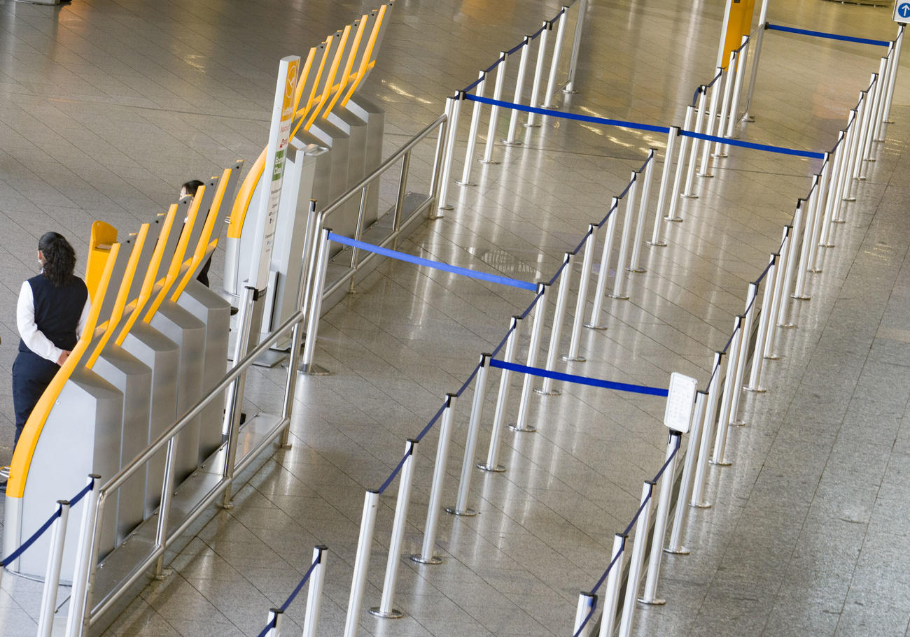 La sala d attesa vuota dell aeroporto di Francoforte.