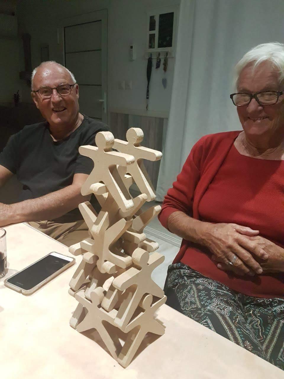 Personas mayores arman un juego de madera