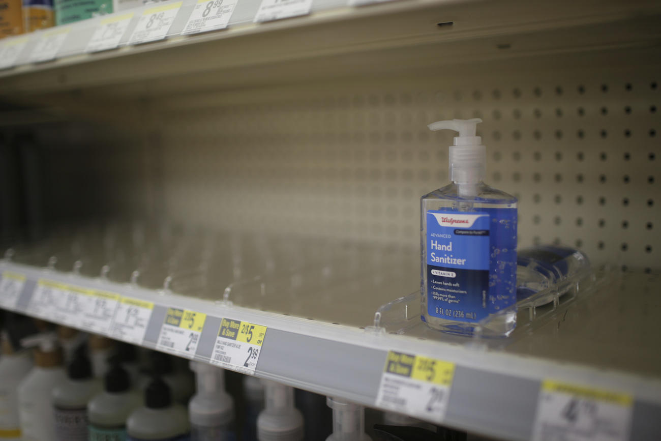 Einzelne Flasche mit hydroalkoholischem Gel in einem Supermarktregal