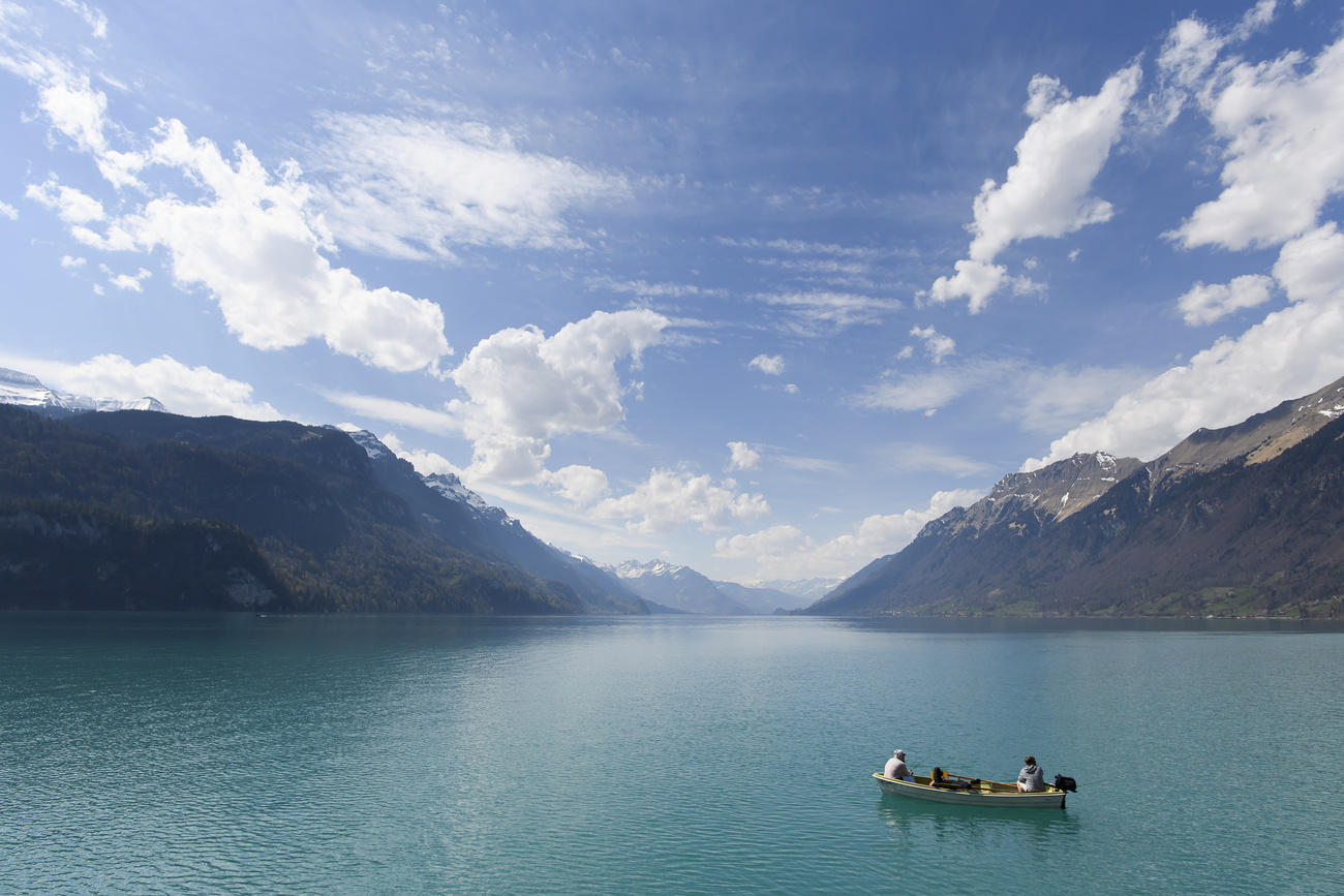 un lac avec un bateau