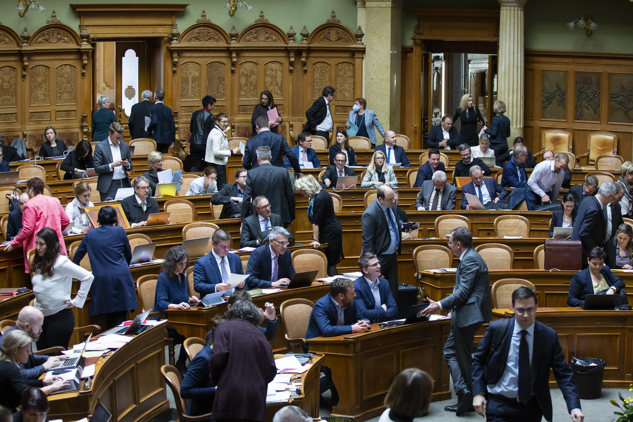 deputati in un aula parlamentare.