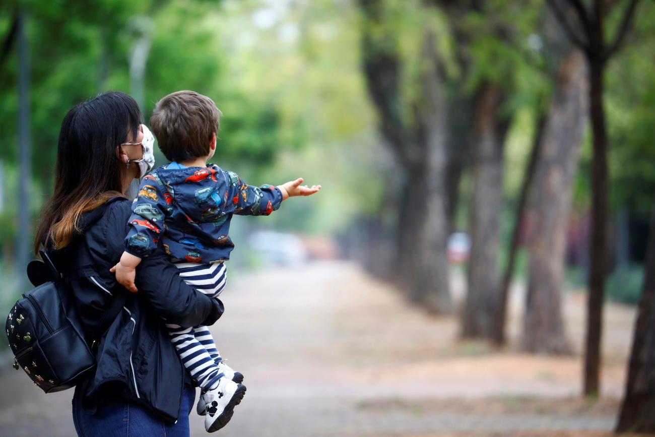 donna con in braccio un bambino