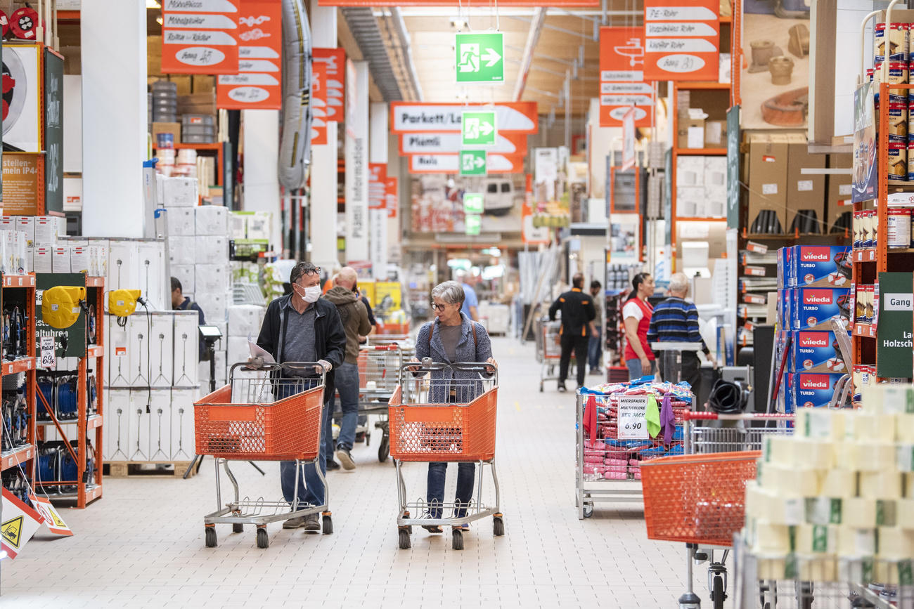 Paar beim Einkauf in der grossen Baumarkt-Halle.