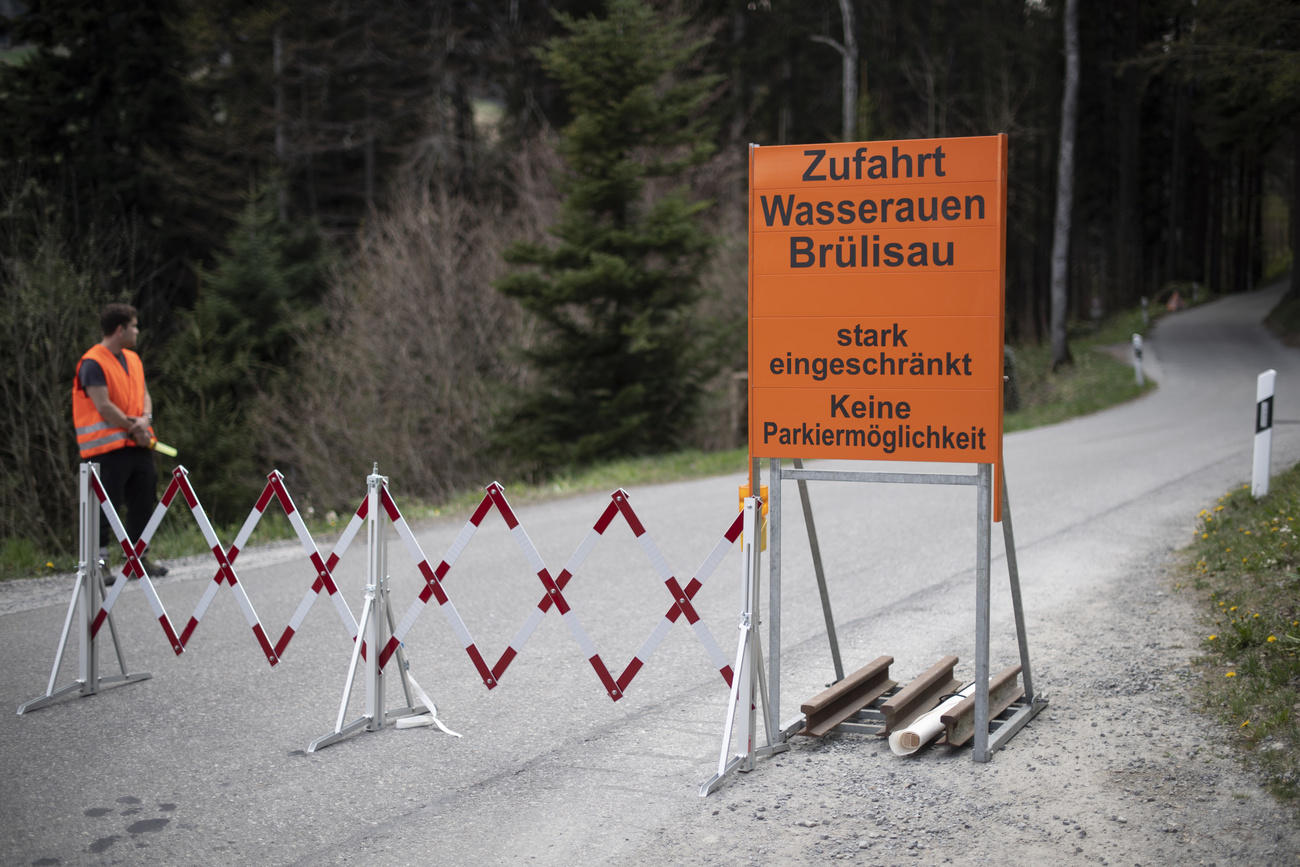 poliziotto davanti a uno sbarramento