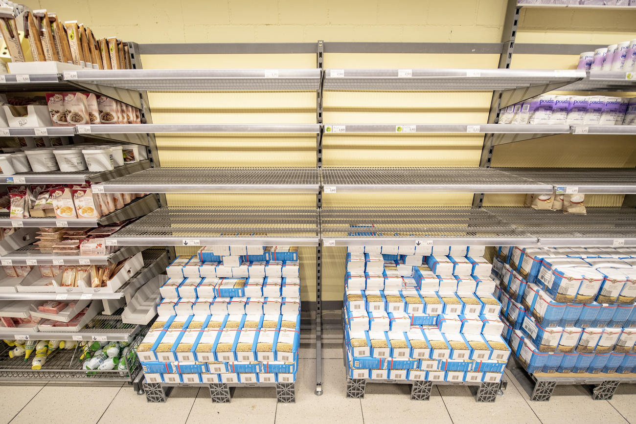 Falta harina en las estanterías de un supermercado