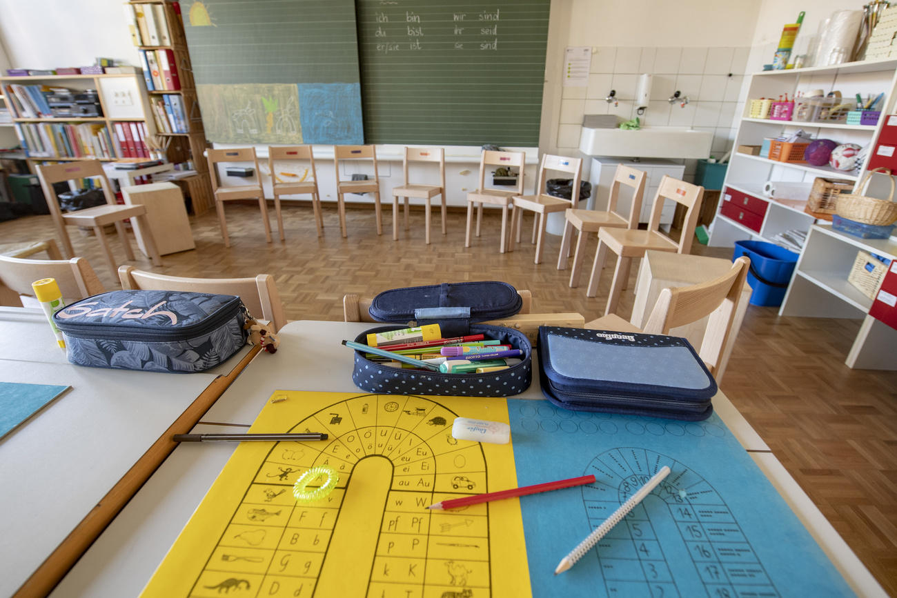 小学校の空っぽの教室