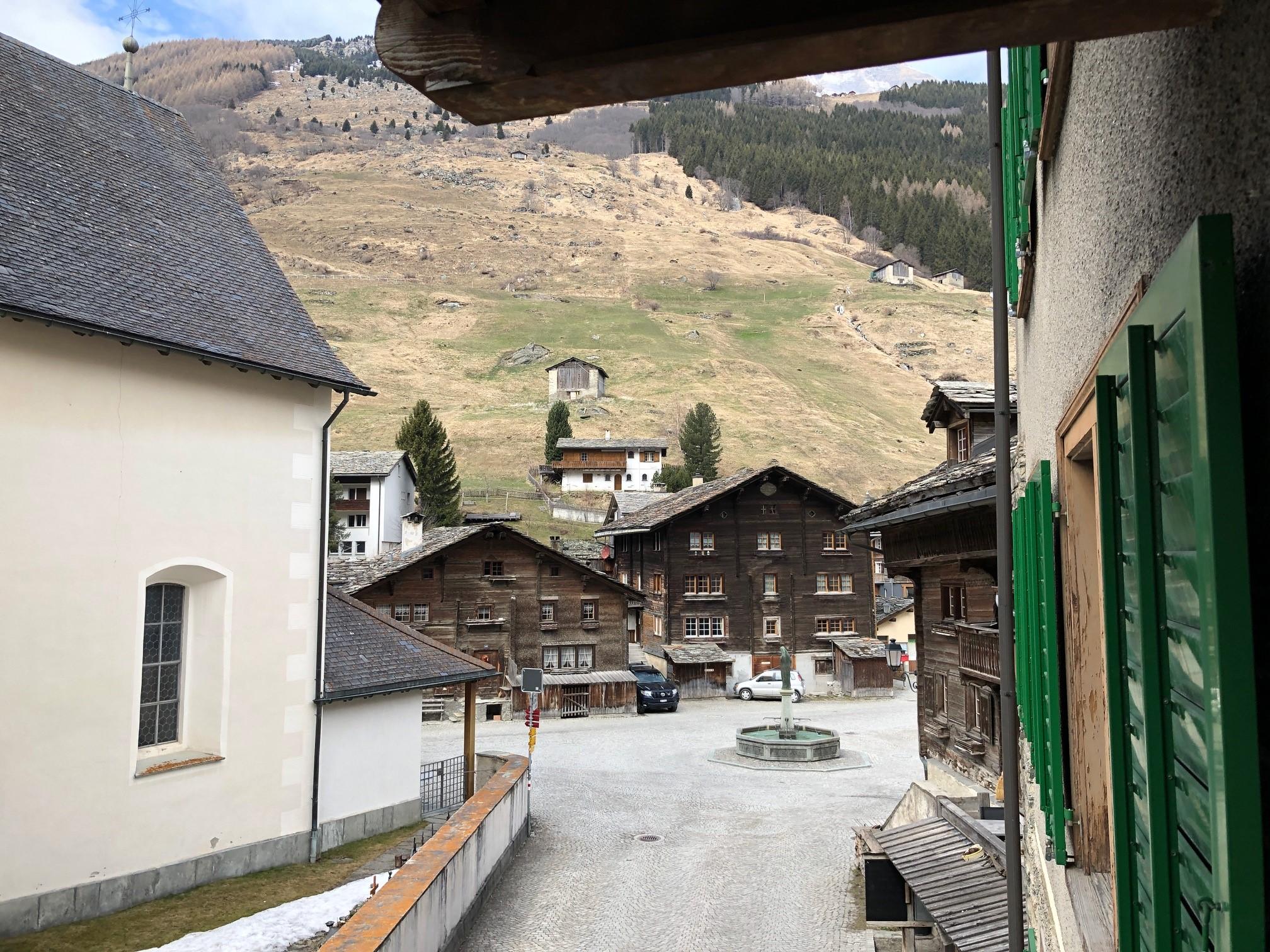 Sicht durch eine Gasse auf älter Chalet