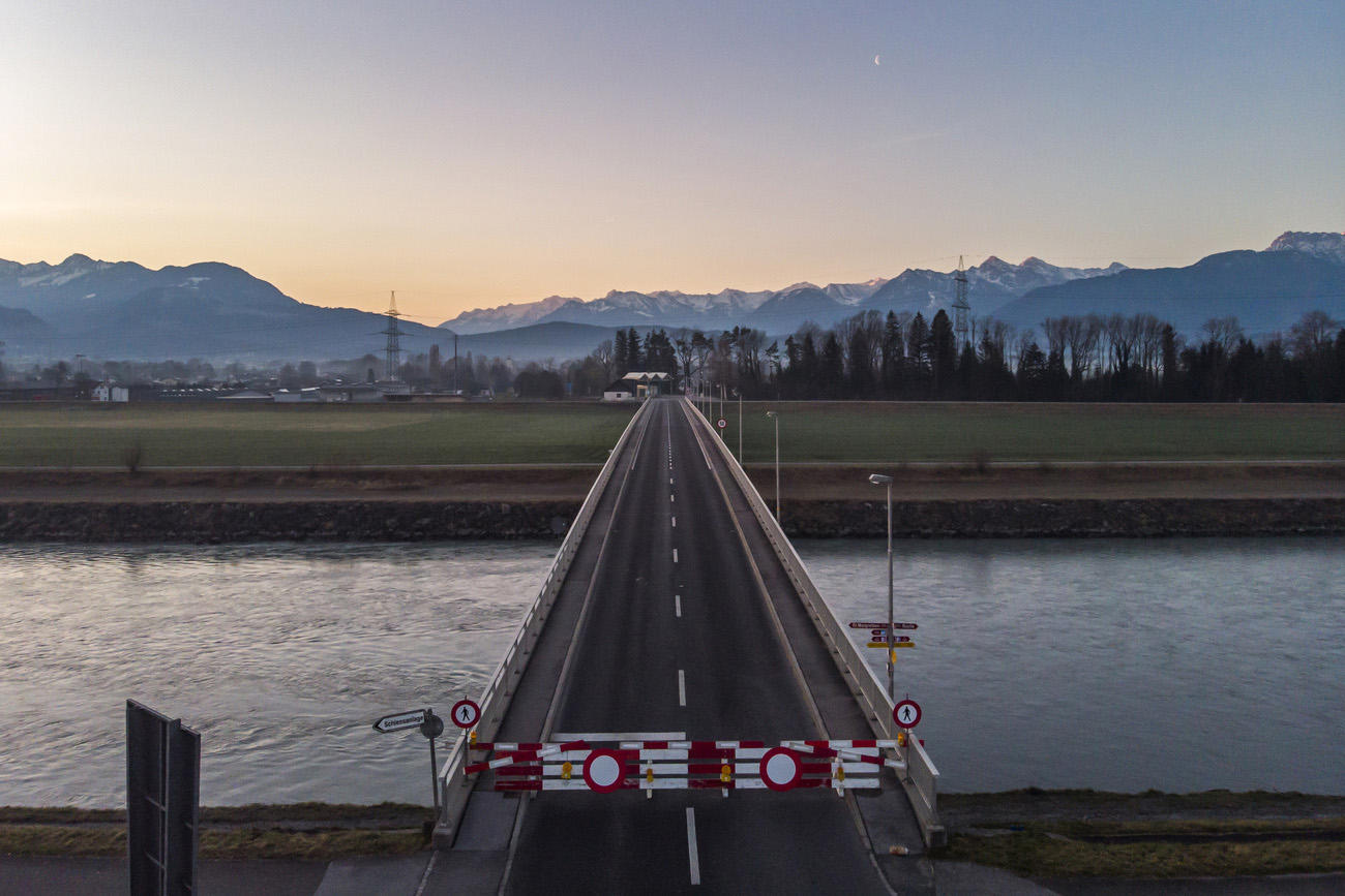 puente sobre un lago