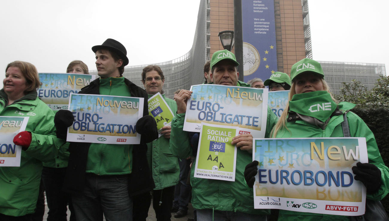 Sostenitori di obbligazioni condivise dai paesi dell eurozona manifestano a Bruxelles.
