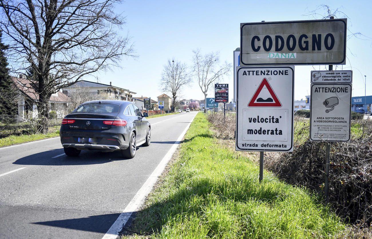 Un auto supera il cartello stradale che indica l ingresso nel territorio comunale di Codogno (Lombardia).