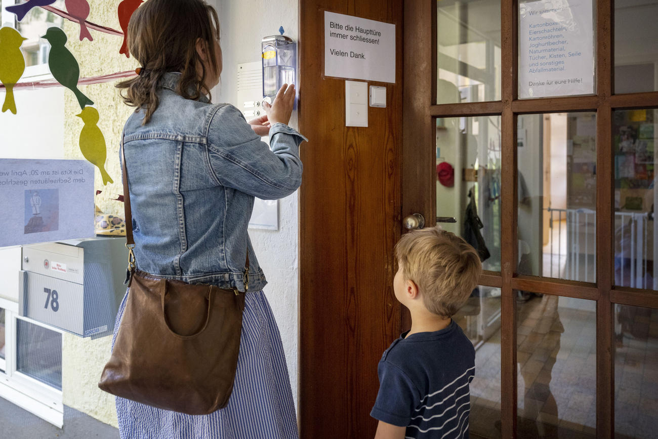 donna e bambino si disinfettano le mani