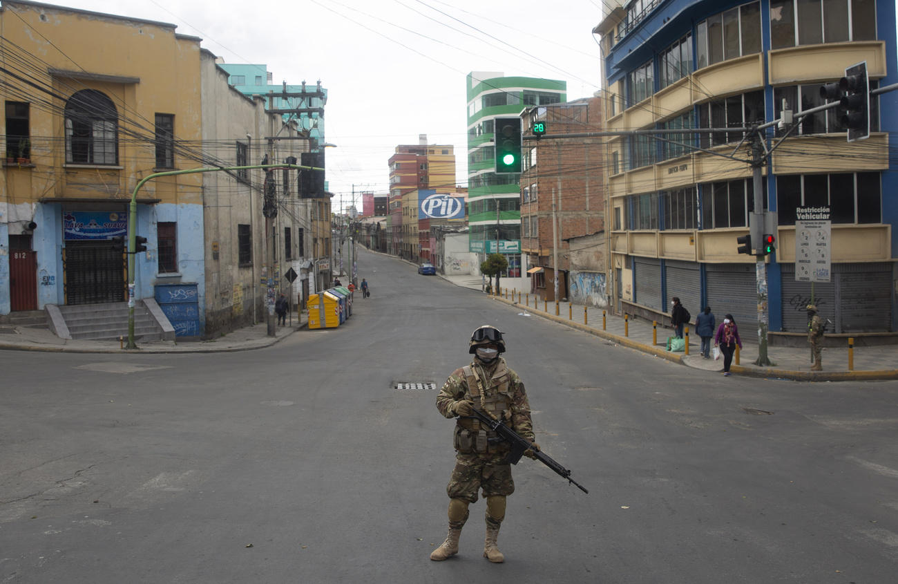 Militari presidiano le strade deserte di La Paz durante l emergenza coronavirus.