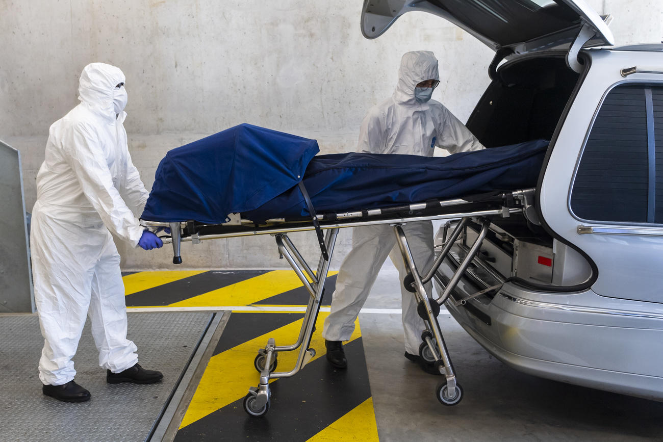 Personal sanitario introduce un cadaver a un vehículo