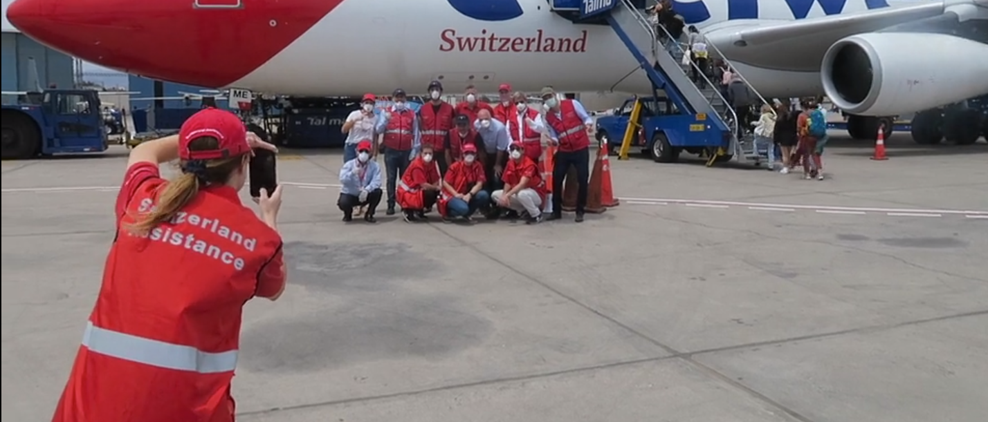 un gruppo di persone in posa per una foto davanti a un aereo
