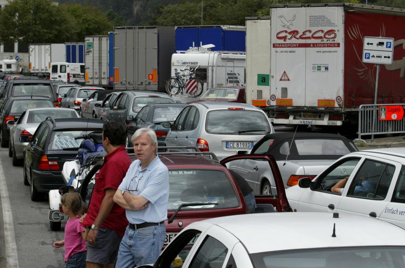 La tassa di collegamento dovrebbe ridurre il traffico privato a sud delle Alpi e favorire il trasporto pubblico.