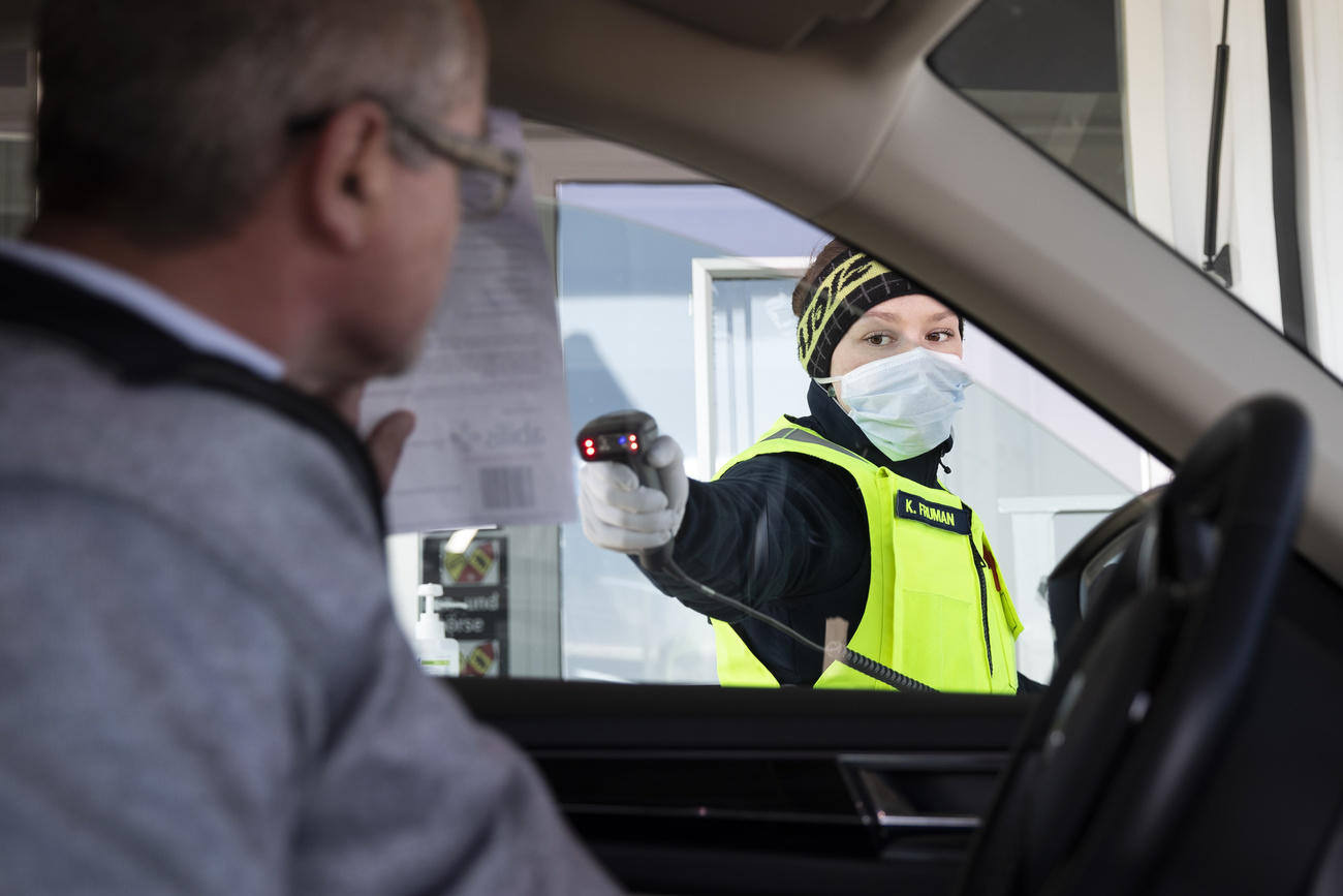 un homme dans une voiture