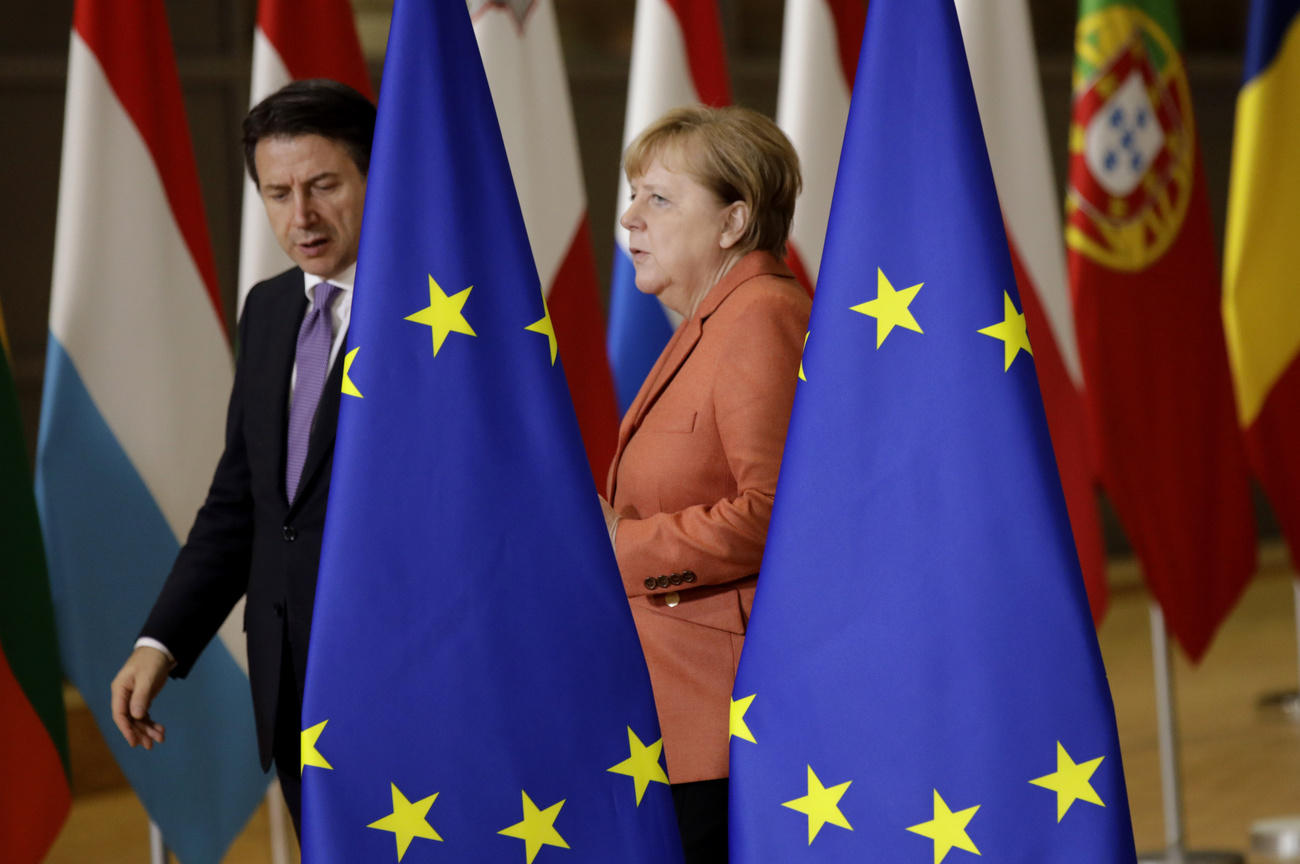 giuseppe conte e angela merkel con in primo piano due bandiere europee