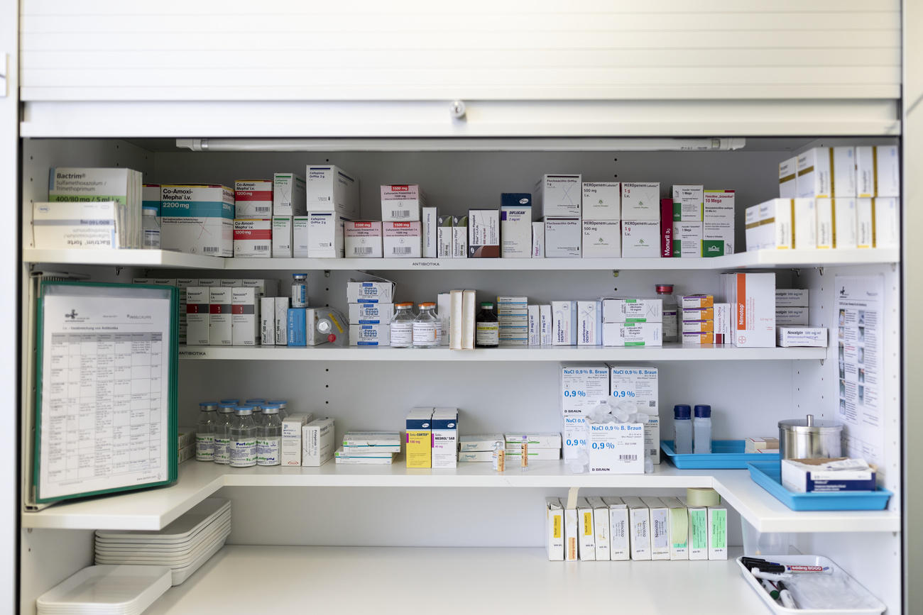 scaffale con scatole di farmaci