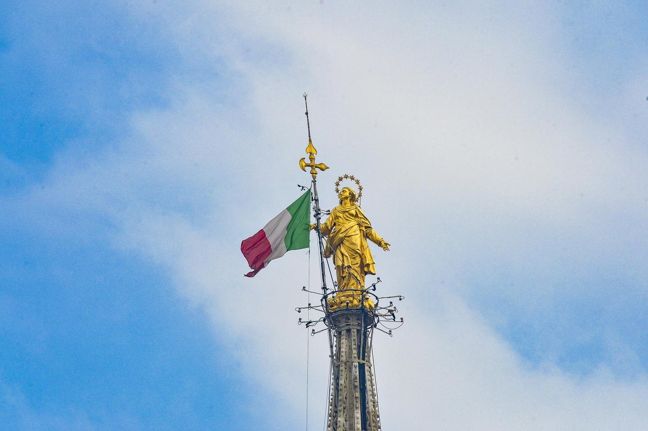 Ma madonnina sopra il Duomo con la bandiera italiana