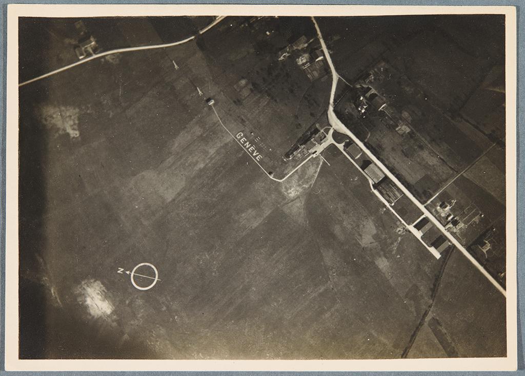 Fotografía a vista de pájaro de los terrenos para la construcción del aeropuerto de Ginebra en 1920.