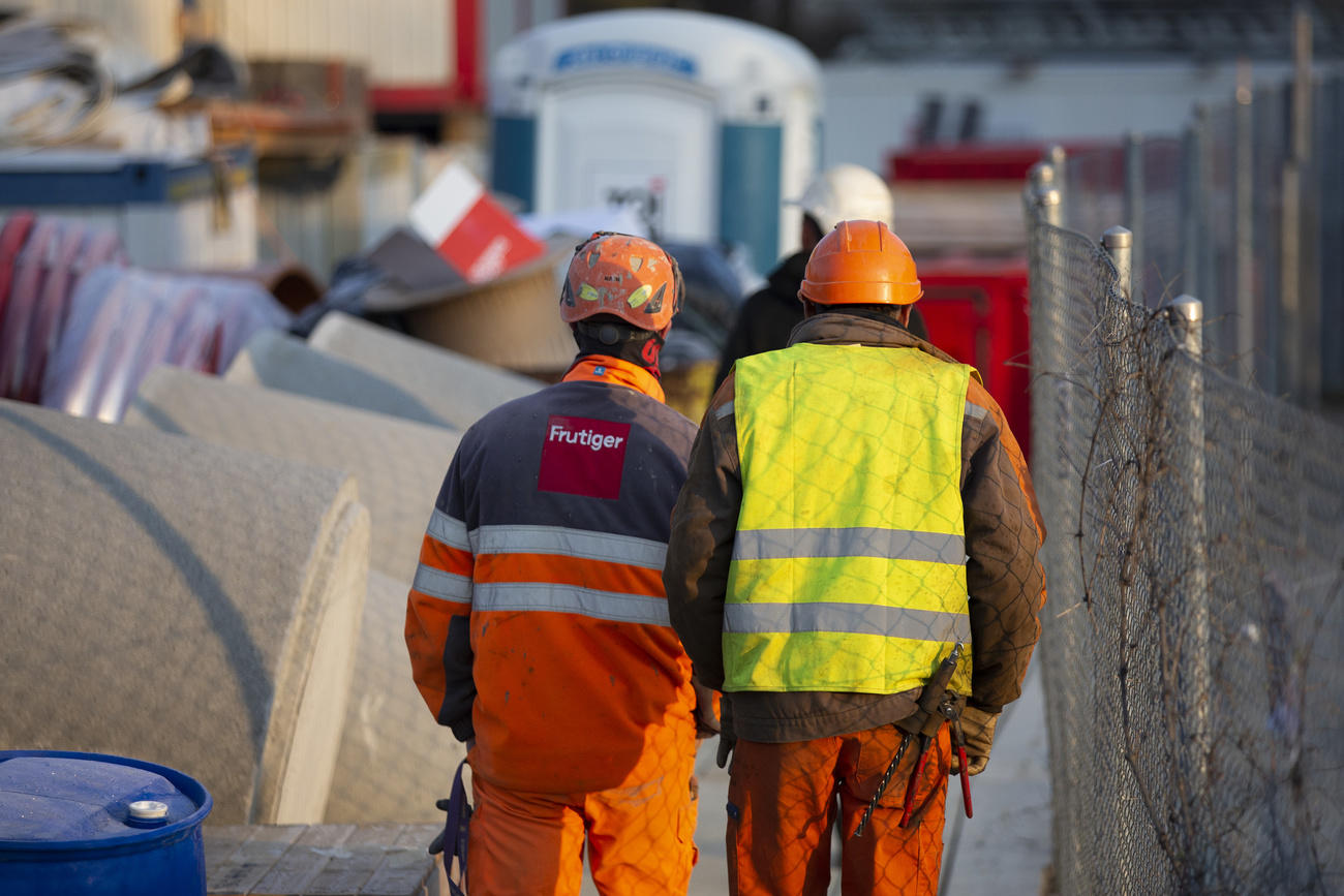 Dois operários em uma construção